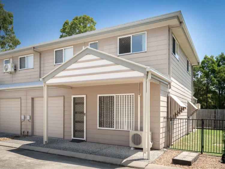 Modern Low Maintenance Townhouse in High-Growth Ipswich - Move in ready!