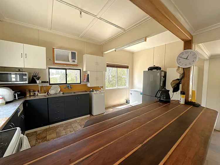 High-Set Queenslander Home On Towns Edge