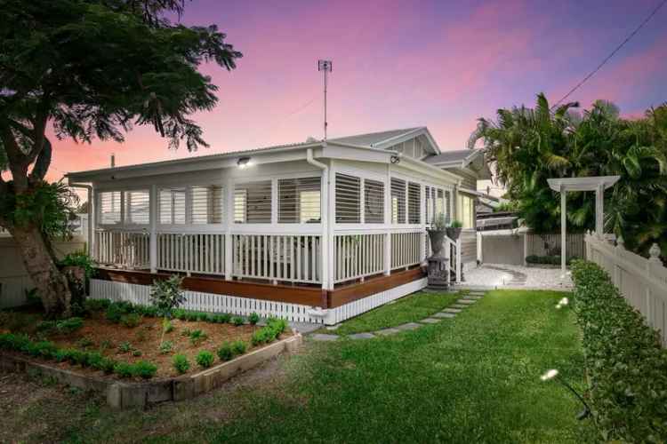 Buy cottage by the bay with character features in Urangan