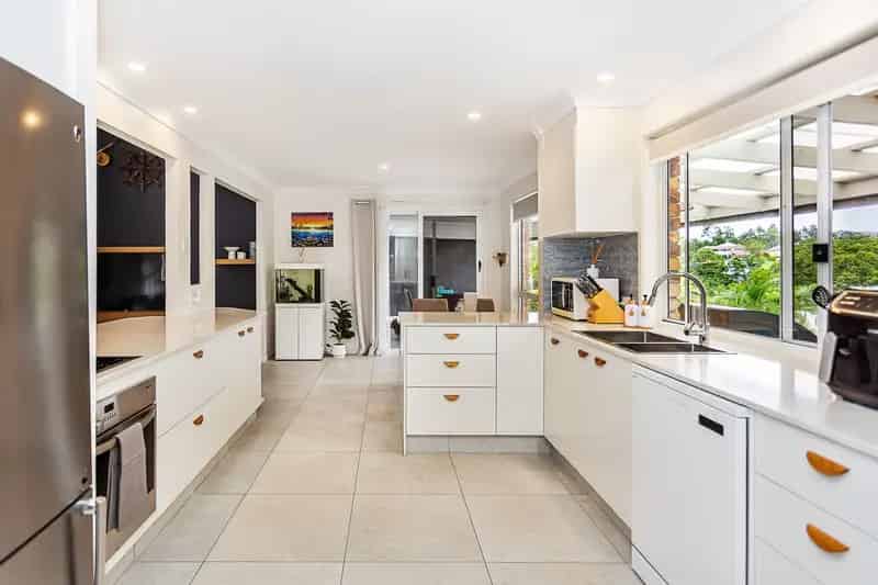 STYLISH & SPACIOUS FAMILY HOME WITH POOL & MANICURED GARDENS