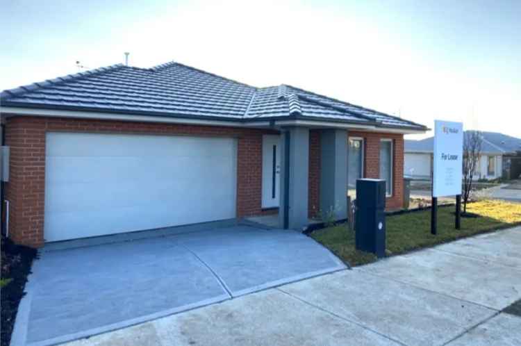 4 Bed 2 Bath Family Home Werribee - Double Garage Modern Kitchen