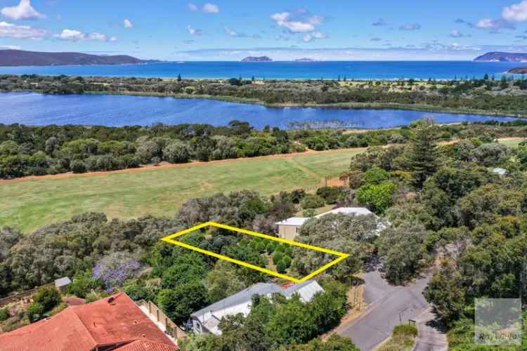 SELECT COASTAL SITE BOUNDING LAKE RESERVE ACCESS