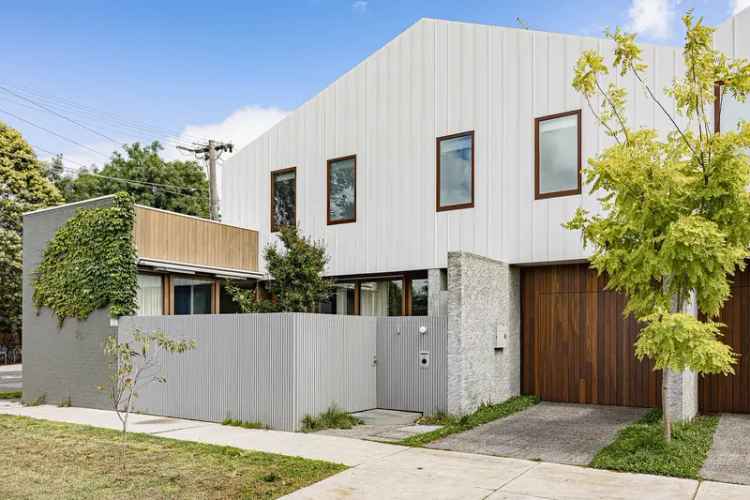 Luxury 3-Bedroom Townhouse in Northcote