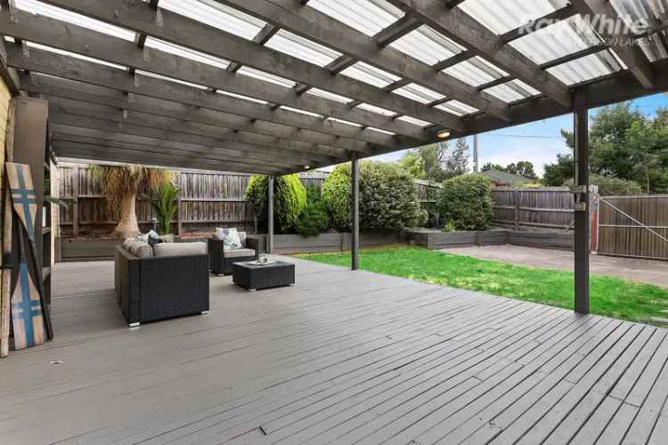 Buy Family Home with Spacious Entertaining Area in Frankston