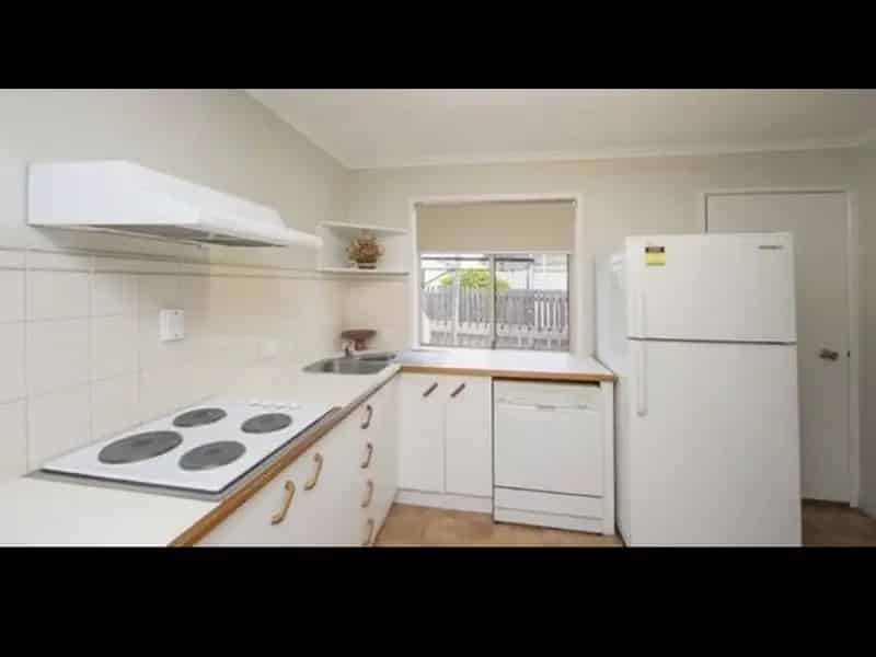 3 Bedroom Breezy Townhouse! Great investment opportunity.
