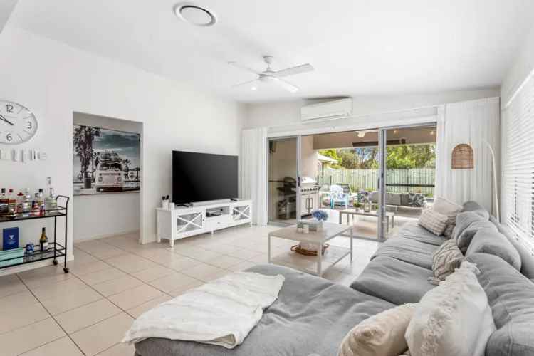 Helensvale Family Home 4 Bed 3 Bath Double Garage