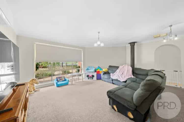 Spacious 4 Bedroom Home - Walk to the Lake!