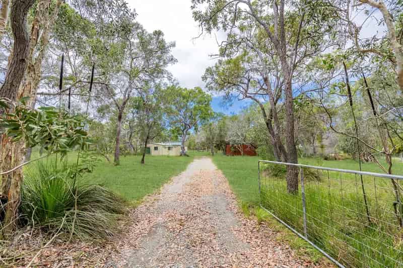 4 ACRE LIFESTYLE PROPERTY IN QUIET CUL-DE-SAC