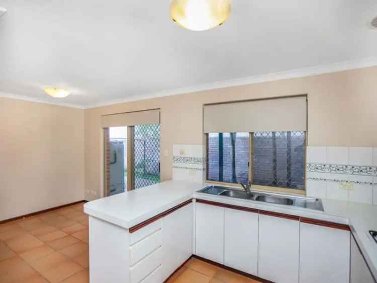 Spacious 3 Bedroom Villa Near City and Victoria Park