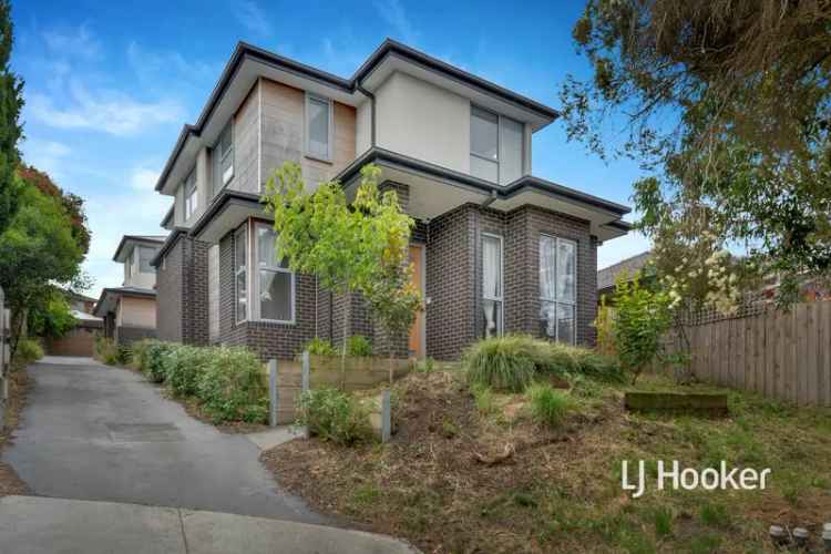 4 Bed Family Home with Solar Panels and Double Garage