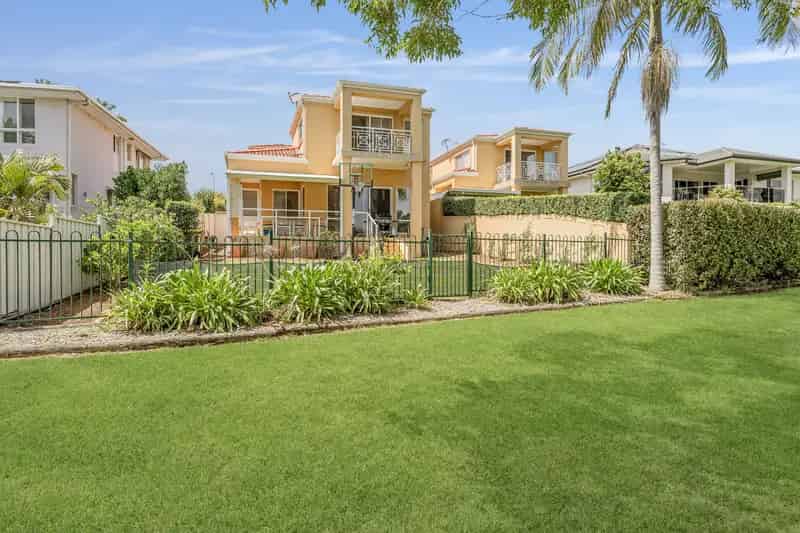 Stylish Torrens Title Duplex Neighbouring Emerald Downs Golf Course
