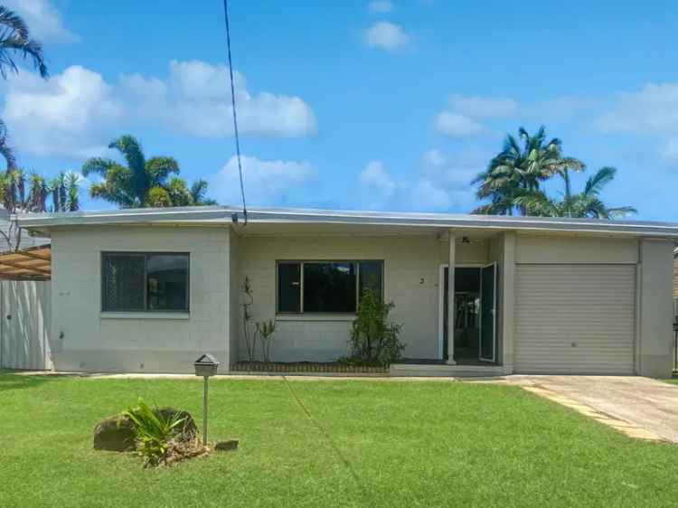 Currimundi Beach House - 3 Bed, Walk to Beach and Lake