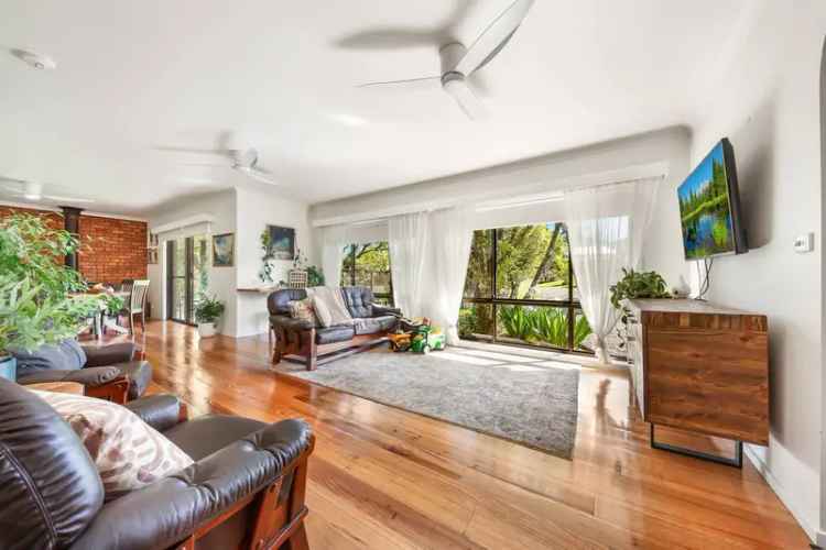 4-Bed House in Porepunkah - Spacious & Tastefully Updated