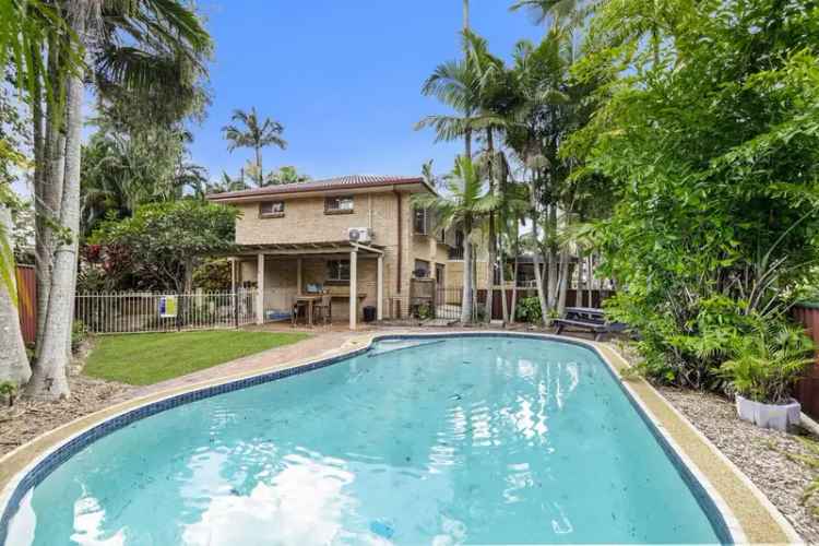 Family Home with Man Cave Pool Albany Creek