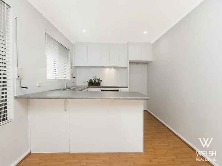 2 Bed 1 Bath Renovated Home Near DFO and Redcliffe Train Station