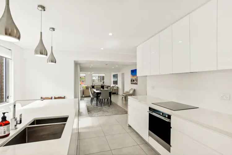 Renovated Oversized Three Bedroom Apartment Near Diamond Bay