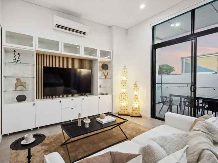 Mount Hawthorn Apartment - Near New, City Fringe Living