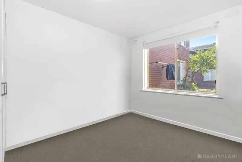 UNBEATABLE LOCATION! LOW-MAINTENANCE LIVING IN THE HEART OF DANDENONG