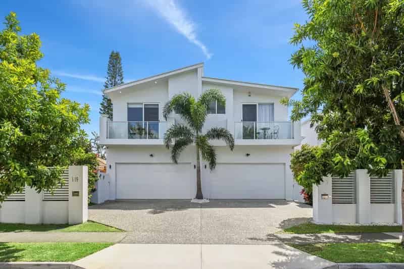 Sophisticated Coastal Living in the Heart of the Gold Coast!