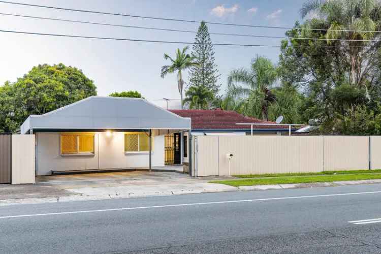 Versatile Home with Development Potential Near Lowe Oval Precinct