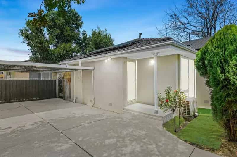 COZY THREE-BED ONE-BATH UNIT CLOSE TO WESTALL STATION