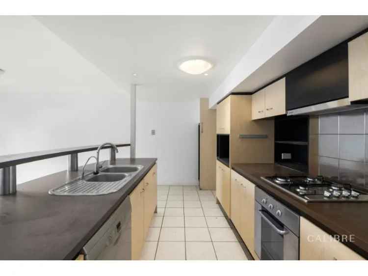 Modern Townhouse Red Hill 2 Bed 25 Bath Gourmet Kitchen Courtyard Garage