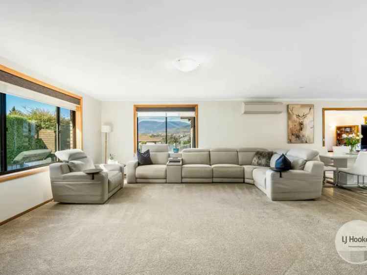 Spacious Family Home in Old Beach Near Derwent River