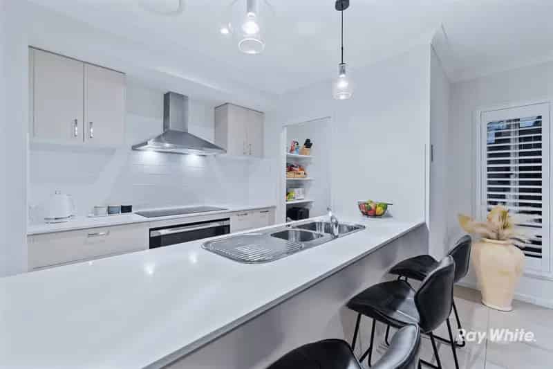 MODERN & STYLISH LOW MAINTENANCE HOME