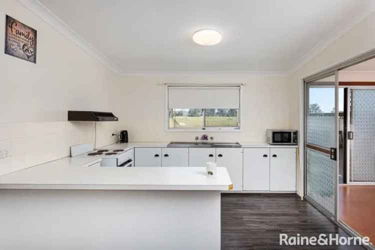 Three Bedroom Home Near Wagga CBD