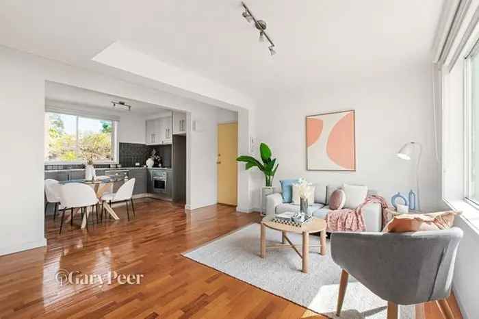 Light Filled & Stylish First Floor Apartment in St Kilda East