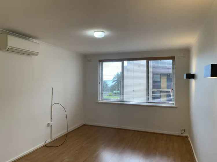 2 Bedroom 212m² Renovated Apartment Melbourne Near Schools and Transport