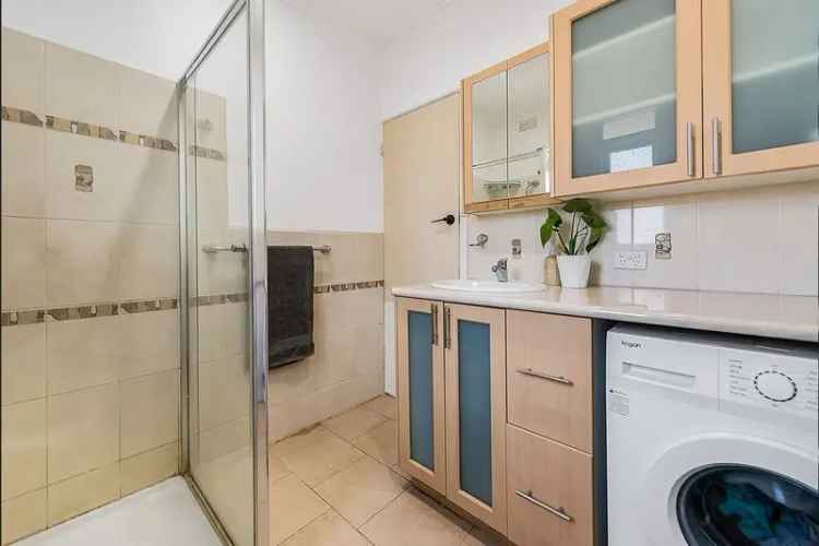 1 Bedroom Apartment in Melbourne Near Carnegie Station