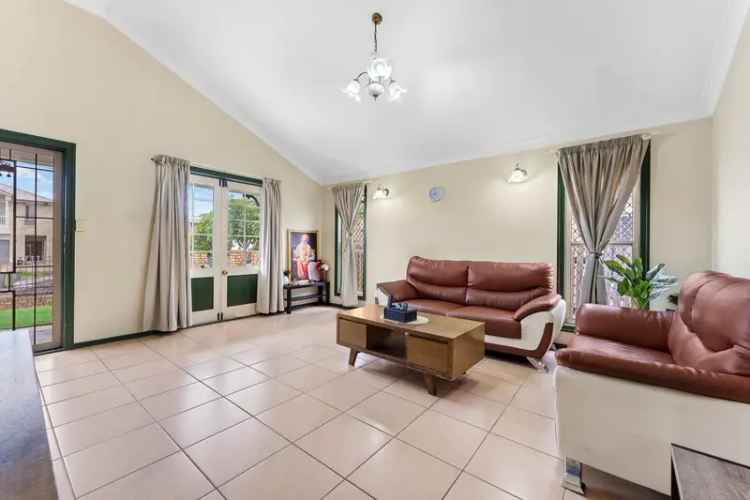 Coopers Plains Lowset Home: 4 Bed, 1 Bath Family Home