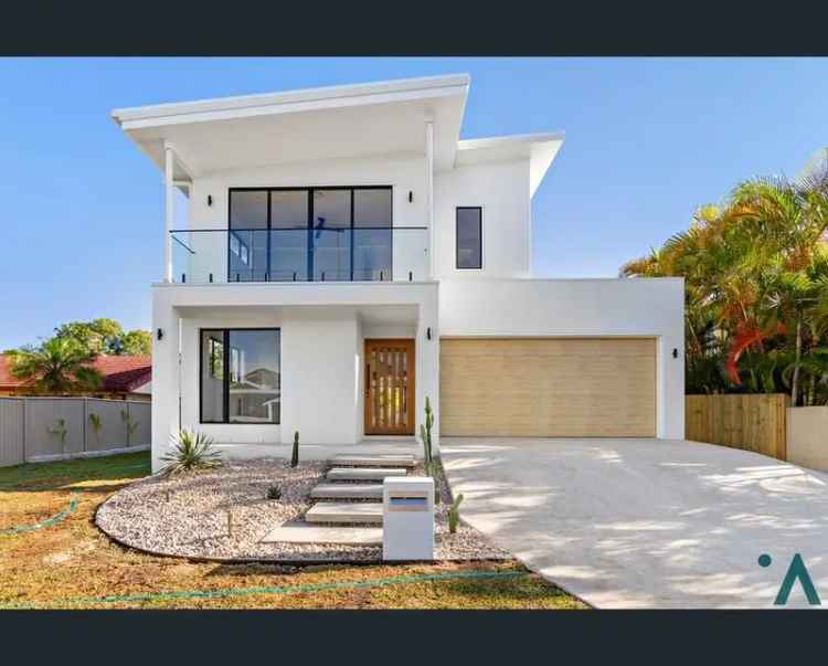 5 Bedroom Family Home with Pool Burleigh Waters