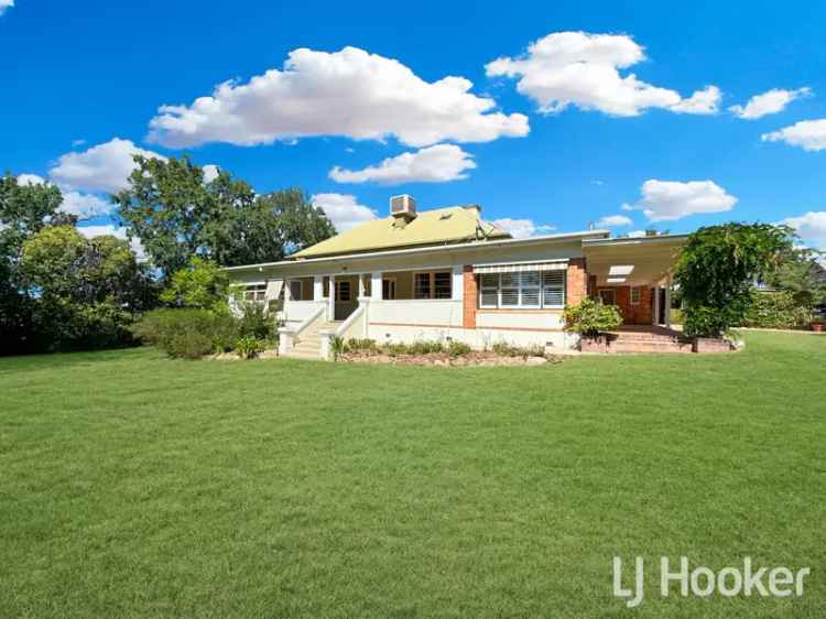 Character Brick Home Inverell Large Block 4 Bedrooms Ducted Cooling Solar Panels