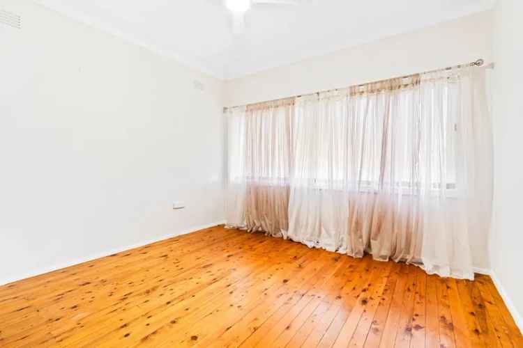 4 Bedroom House with Pool Campbelltown NSW