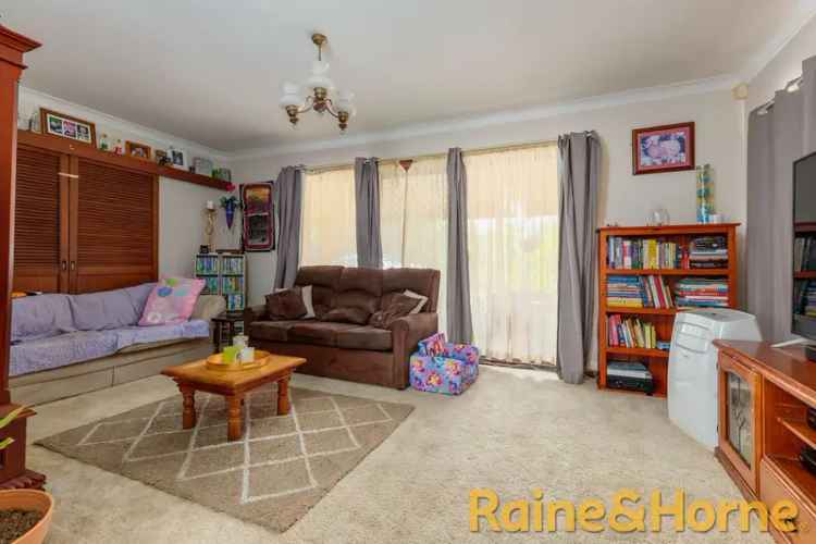 Rent 3 Bedroom House in East Dubbo with Secure Yard and Rumpus Room