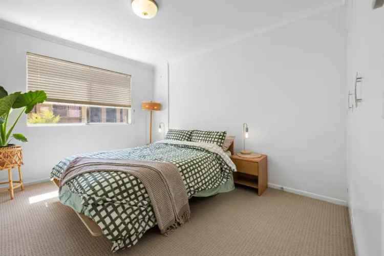 Modern 2-Bedroom Unit in Coorparoo