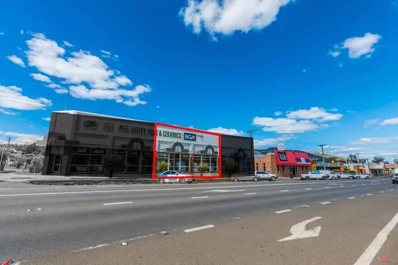 Main Street Frontage - Showroom, Amenities & Warehouse