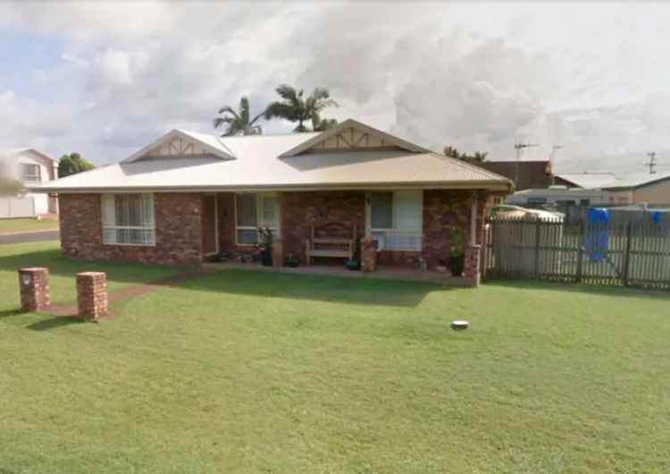 Rent three-bedroom house in Kalkie with air conditioning and garage