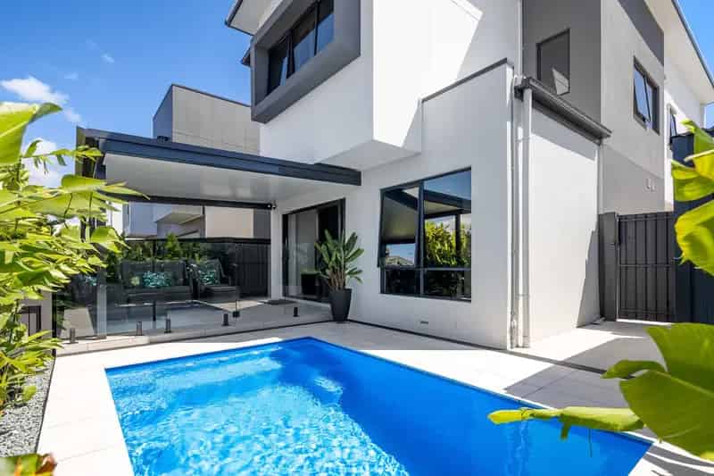 FLAWLESS HOME WITH A POOL & 3rd CAR SPACE!