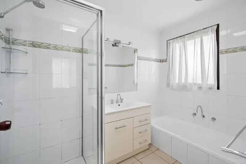 Rent Spacious Family Hideaway Moments from Westfield Knox