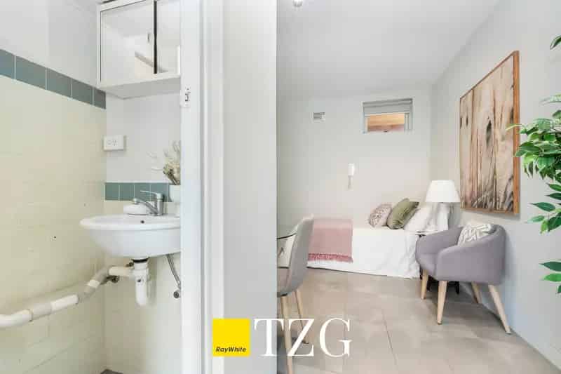 Sunny Studio Apartment in Burwood's Heart - Ideal for Investors
