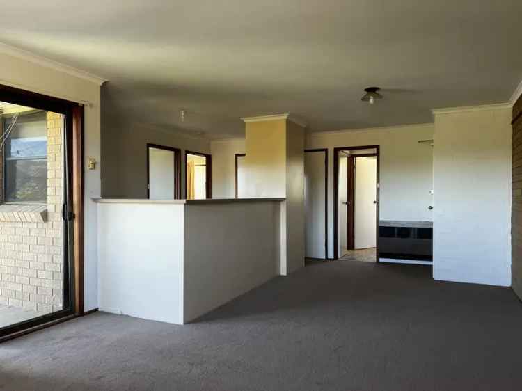 Mawson Two Bedroom Apartment - Updated and Convenient