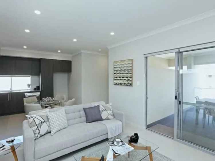 Stylish 2x2 Apartment with Courtyard Near Innaloo and Karrinyup