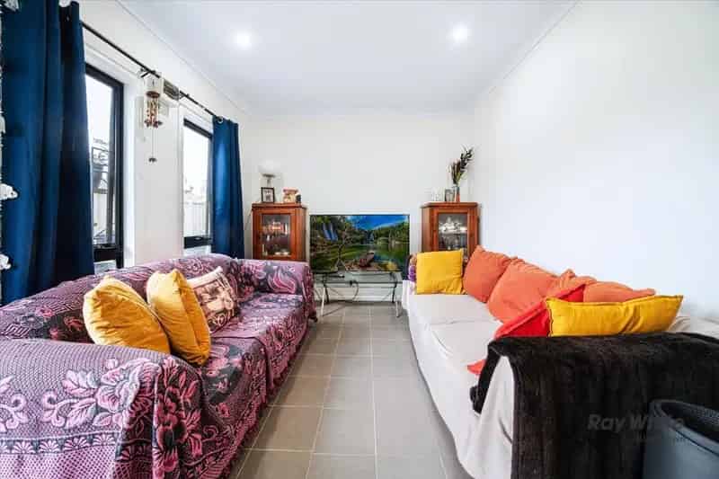 HOUSE + GRANNY FLAT ON 643 SQM R3 ZONE