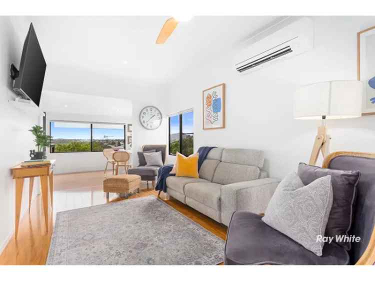 Cooee Bay Beach Cottage - Ocean Views - Renovated