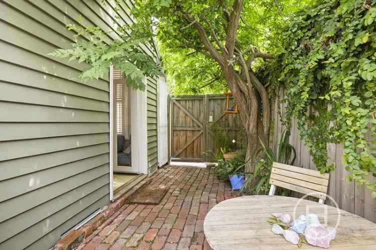 Rent cottage in South Melbourne with private courtyard