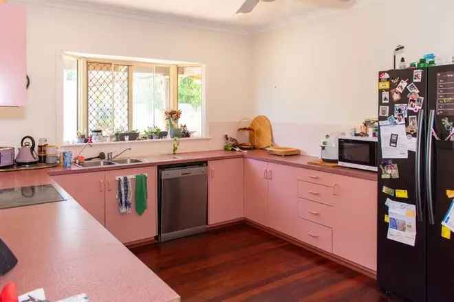 3-Bedroom House in Geraldton - Spacious Living on 809 sqm Block