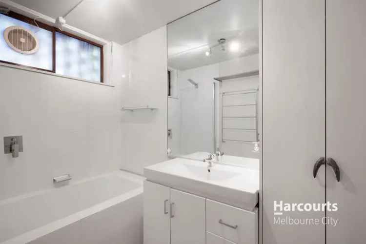 Oversized Two Bedroom Apartment Near Chapel Street